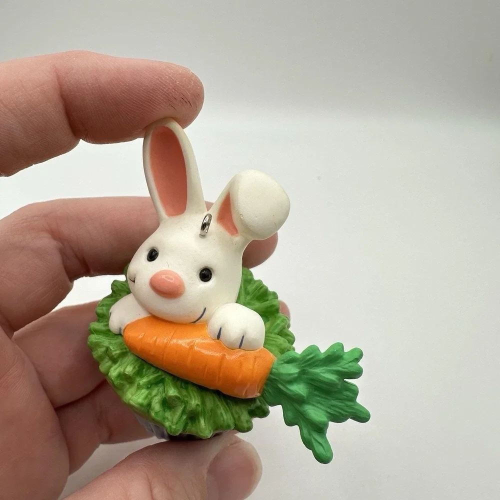Hallmark: Some Bunny To Love - Keepsake Cupcakes - Series‎ 9th - 2016 Ornament